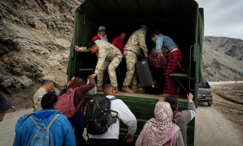Fuerzas armadas despejan la Panamericana Sur y auxilian a pasajeros tras huaicos en Caravelí