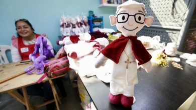 Internas de Chorrillos elaboran muñecos y productos alusivos al papa León XIV