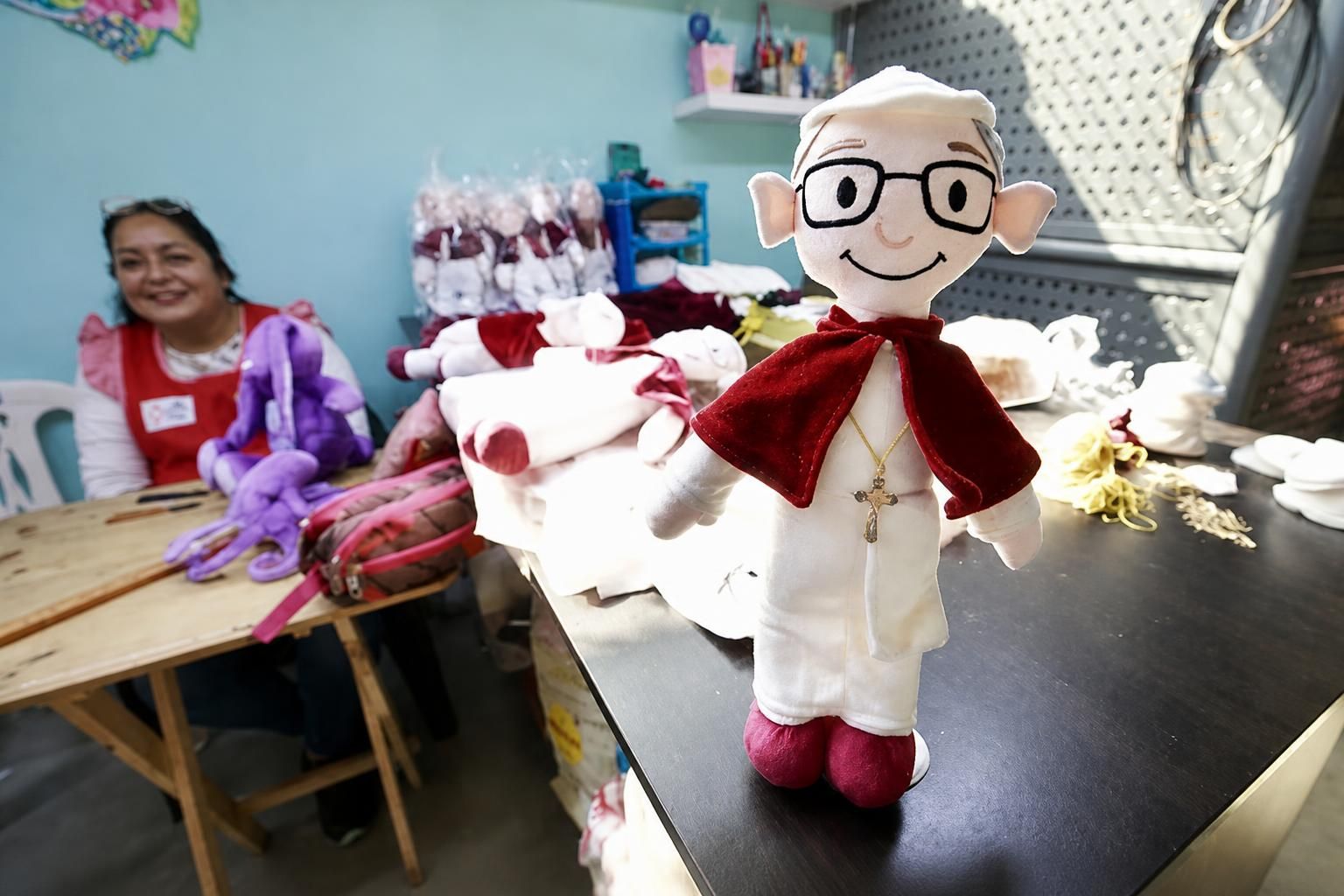 Internas de Chorrillos elaboran muñecos y productos alusivos al papa León XIV