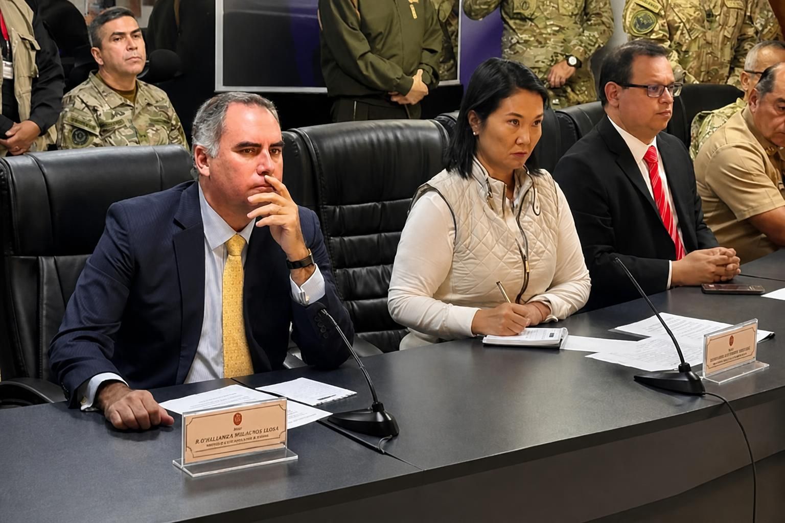 Keiko Fujimori recibe reporte de operaciones de las Fuerzas Armadas en el país