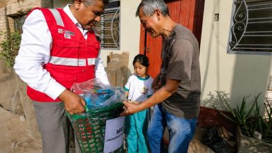 Midis entrega canastas de alimentos y agua a 42 familias afectadas por aniego en Villa El Salvador