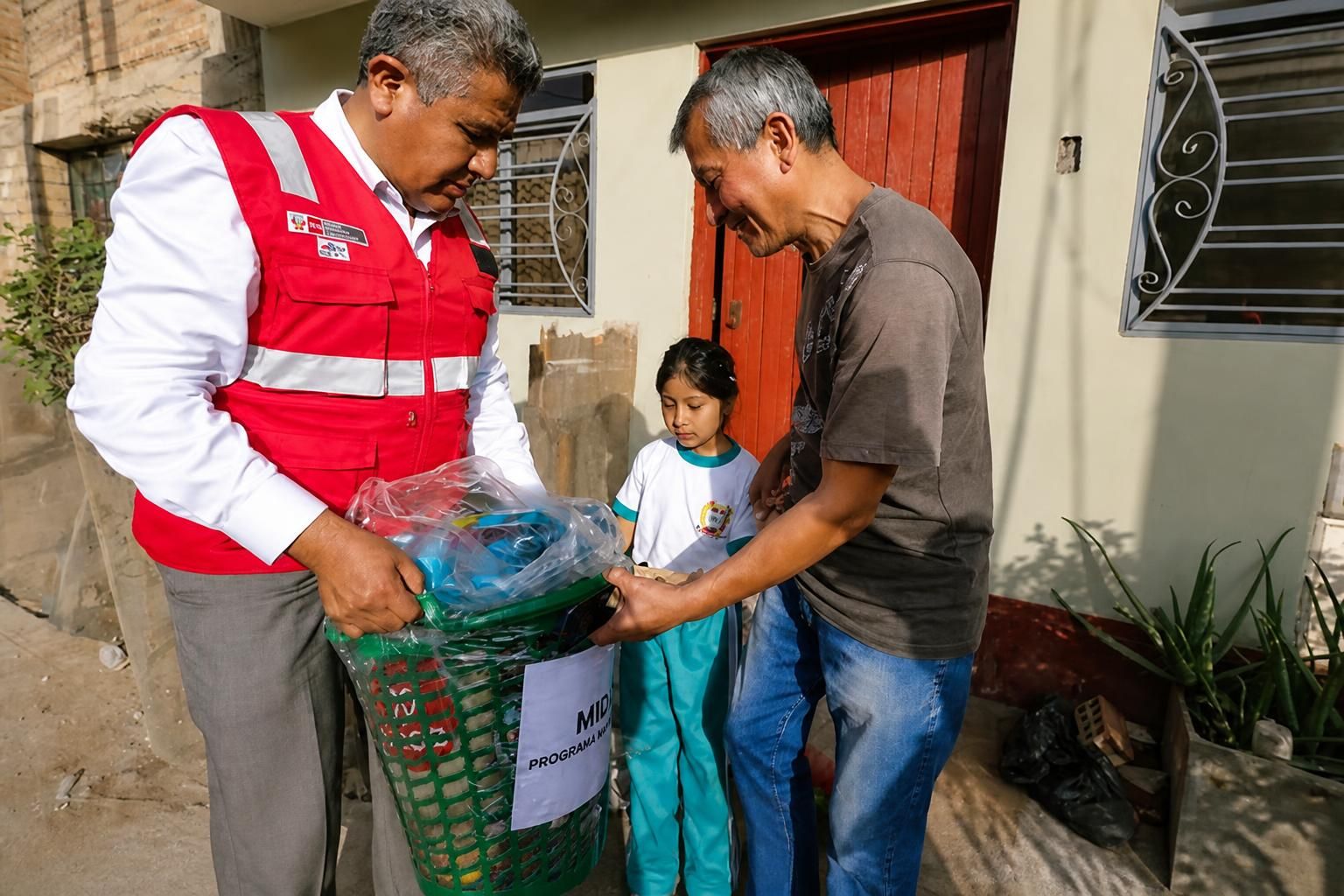 Midis entrega canastas de alimentos y agua a 42 familias afectadas por aniego en Villa El Salvador