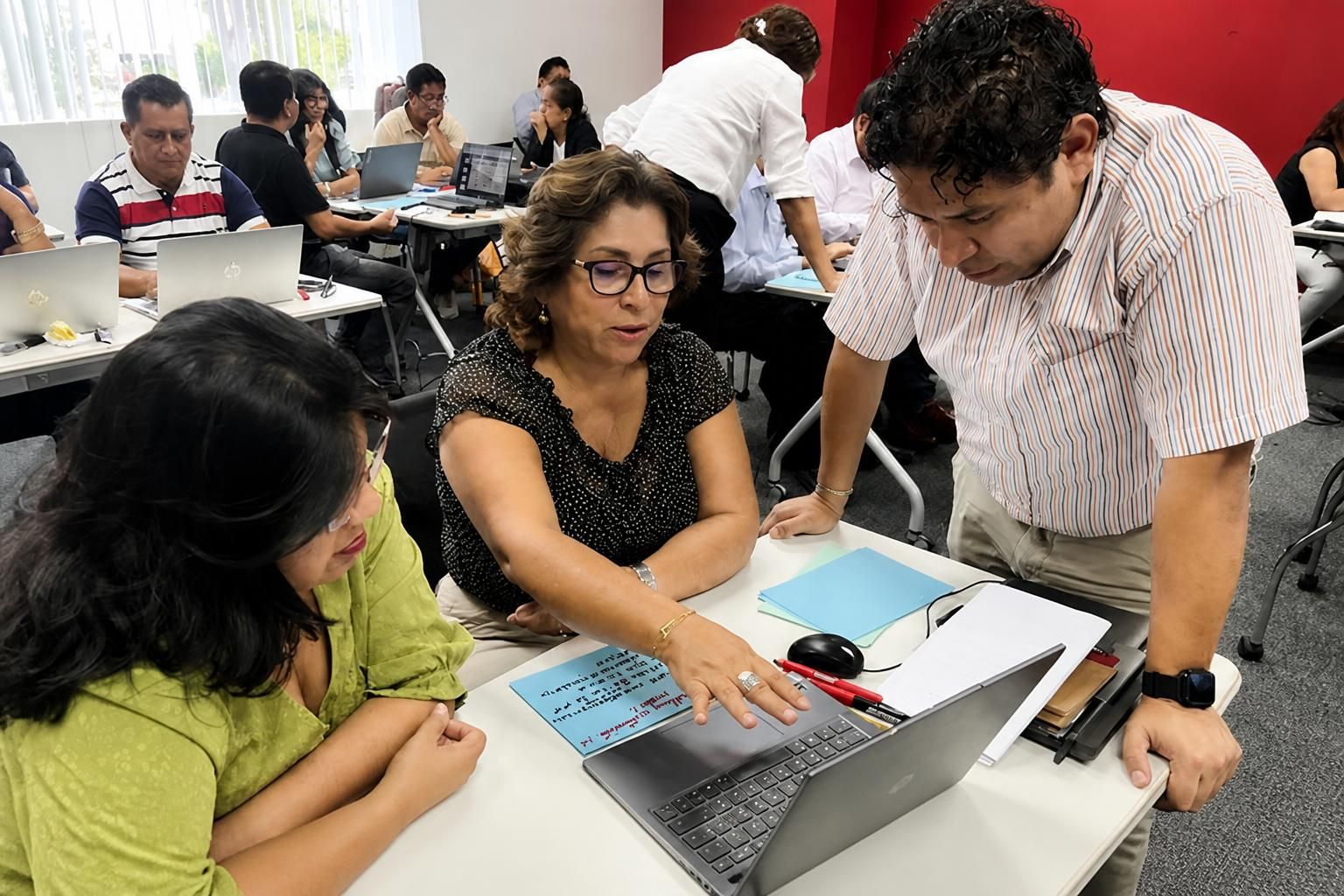 Minedu otorgará 9000 becas para fortalecer la gestión educativa en DRE, GRE y UGEL
