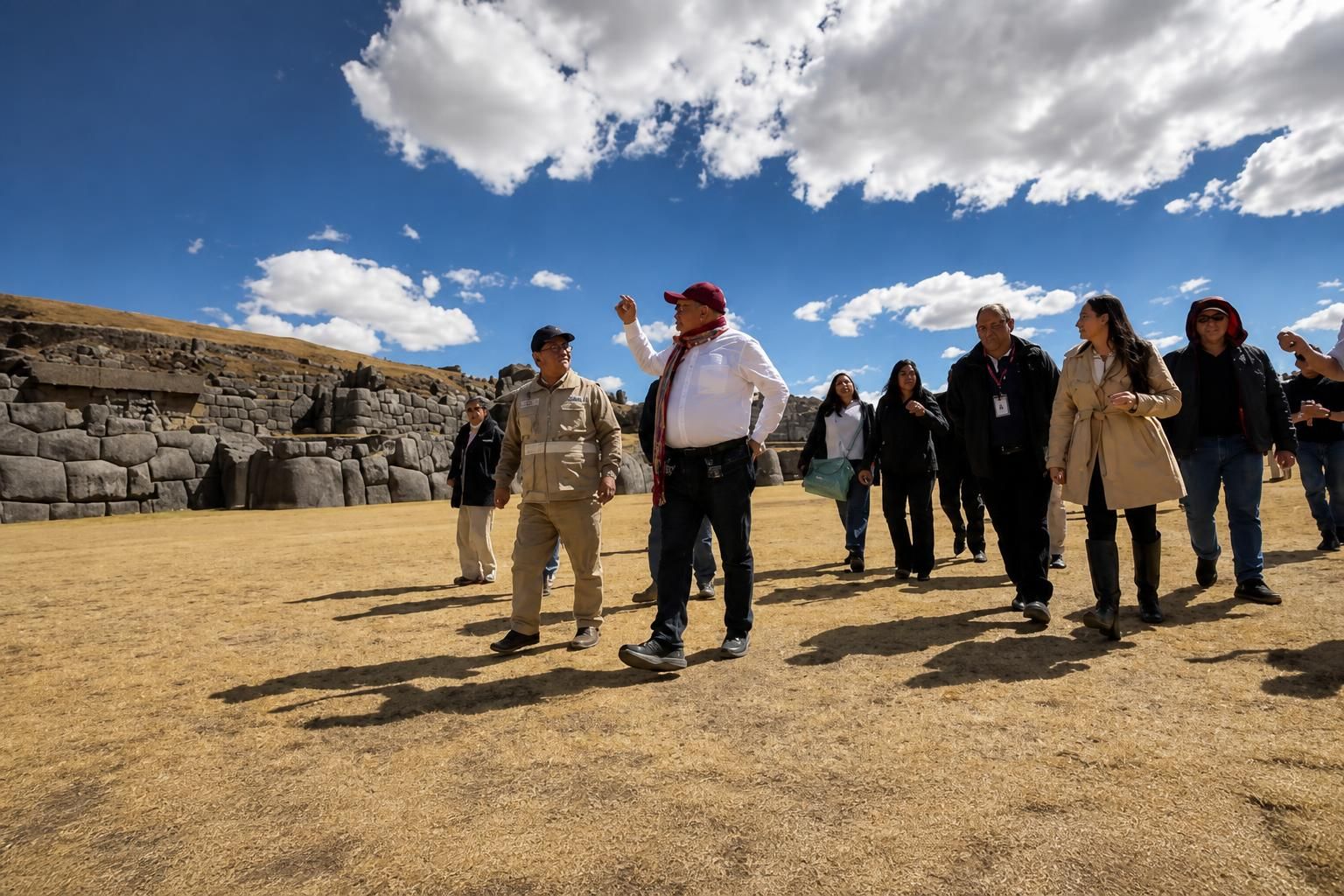 Ministro de Cultura inspecciona Saqsaywaman y coordina acciones ante visita del papa León XIV
