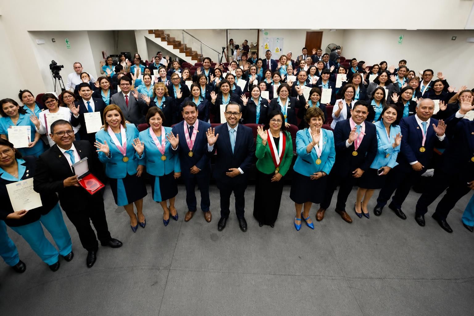 Ministro de Salud, Luis Dyer, encabeza reconocimiento a 100 enfermeras y enfermeros