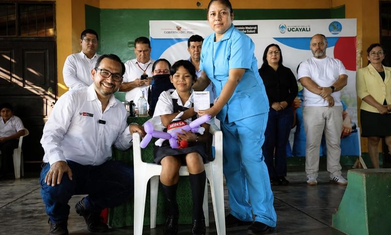 Ministro de Salud Luis Dyer lidera vacunación contra el dengue en Ucayali con 45 000 dosis
