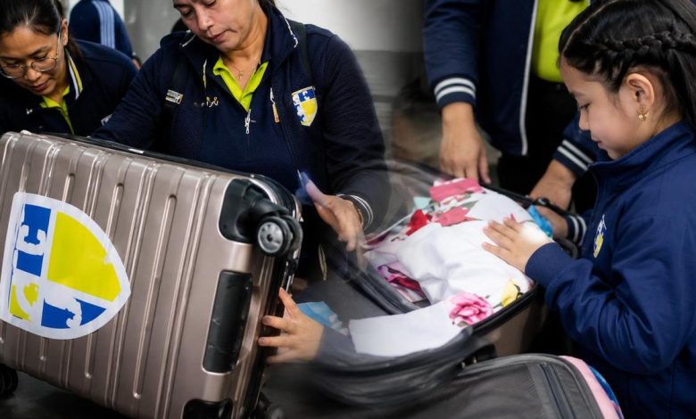 Alumnos llevan maletas de cartas al pozo de Santa Rosa