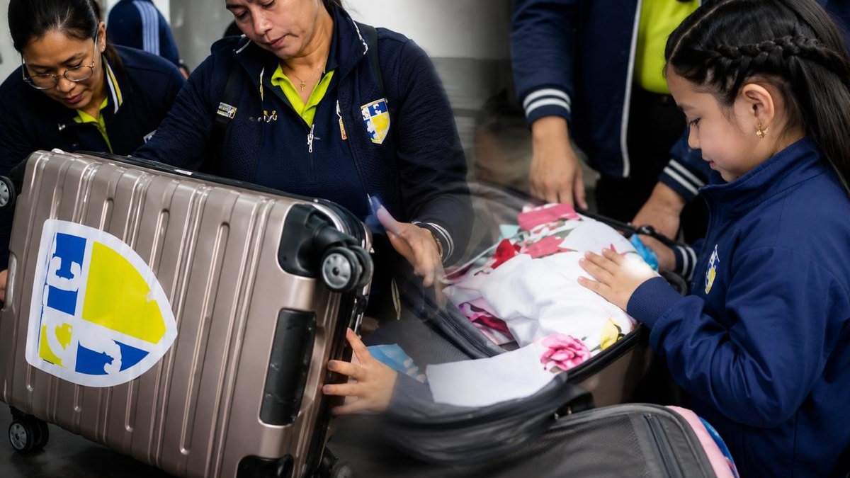 Alumnos llevan maletas de cartas al pozo de Santa Rosa