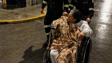 PNP despliega personal de rescate y evacúa a adulta mayor tras aniego en Villa El Salvador
