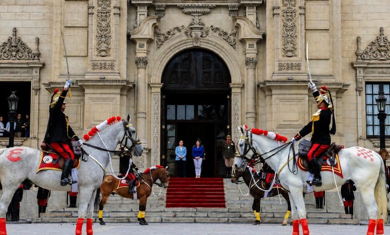 Presidenta Keiko Fujimori lideró cambio de guardia en Palacio de Gobierno