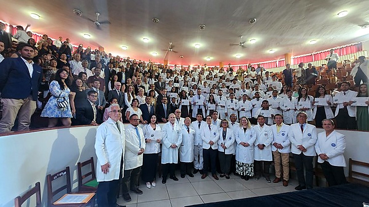 Emotiva despedida: 88 nuevos especialistas culminan su residentado en el Hospital Loayza