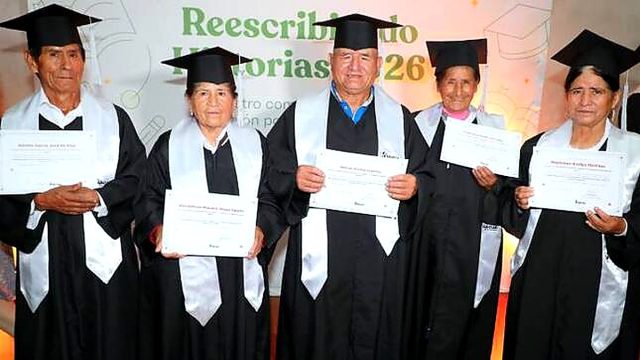 Usuarios de Pensión 65 demuestran que la edad no es un obstáculo y logran graduarse de programa de alfabetización digital