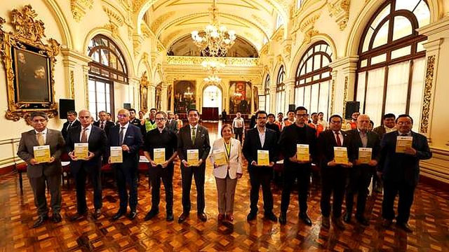 El CAEN presenta libro sobre estrategias frente a la extorsión en áreas comerciales urbanas