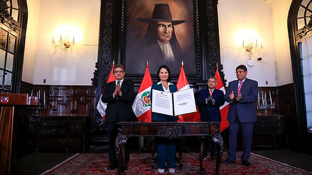Presidenta Keiko Fujimori suscribe decreto supremo que aumenta Remuneración Mínima Vital hasta S/ 1300 en beneficio de 600 mil trabajadores
