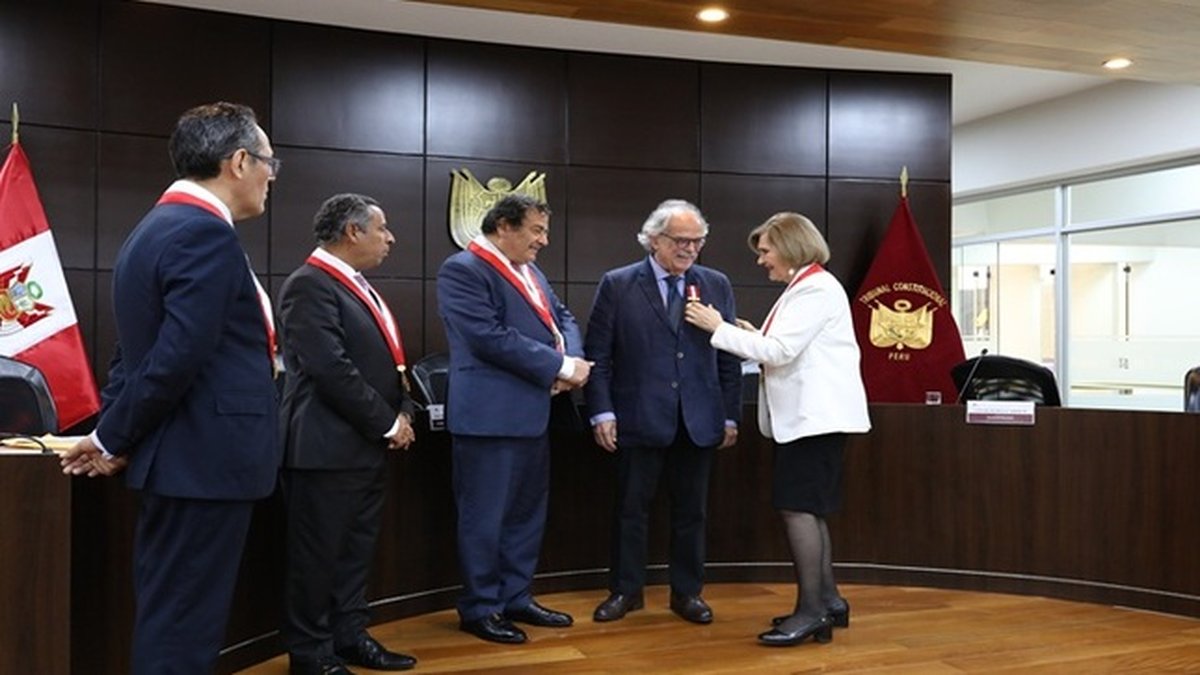 Tribunal Constitucional otorga Medalla de Honor José Faustino Sánchez Carrión al jurista venezolano Allan Randolph Brewer-Carías