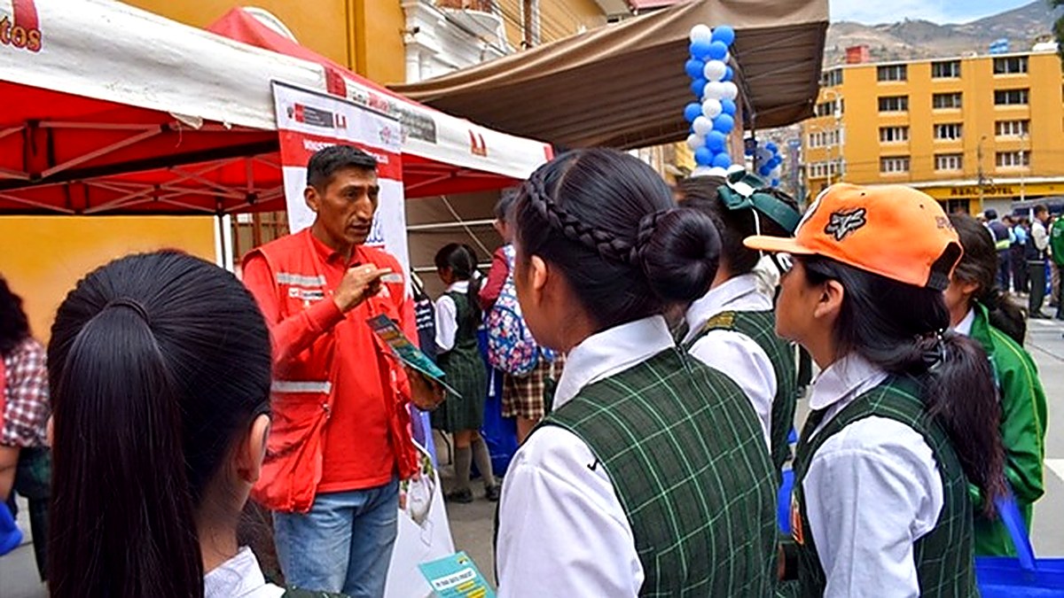 Estudiantes de colegios emblemáticos de Huánuco participan en feria vocacional de Juntos