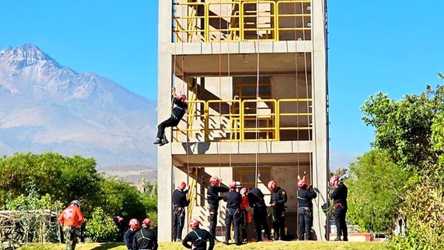 PNP fortalece sus capacidades en búsqueda y rescate vertical con capacitación del INDECI
