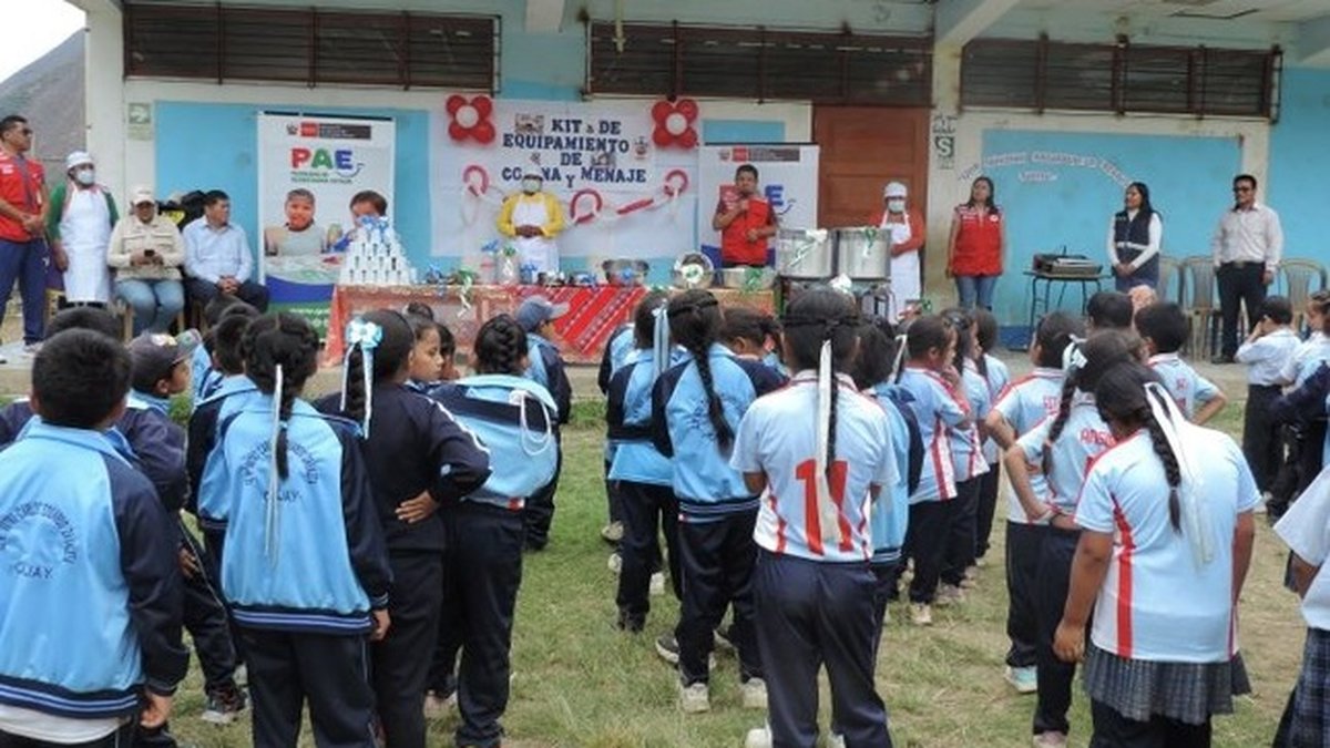 PAE y Municipalidad Distrital de Pamparomás entregan equipamiento de cocina y menaje a colegios de Áncash