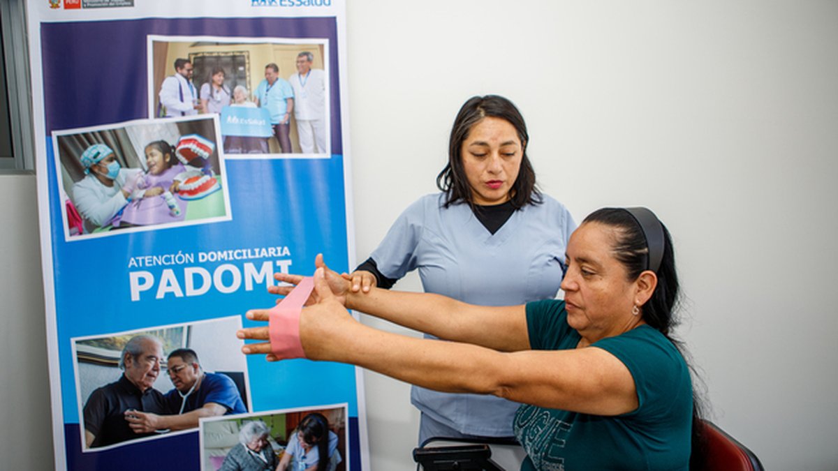 EsSalud fortalece su Escuela de Cuidadores para garantizar la salud de los adultos mayores