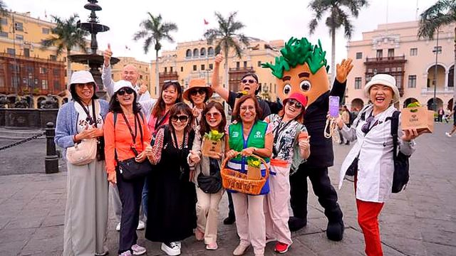 Municipalidad de Lima recibe la primavera regalando flores amarillas en la Plaza de Armas