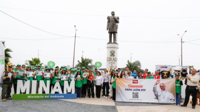 Jóvenes voluntarios ambientalistas le cantan la papa León XIV