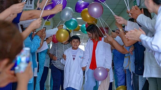 Niño arequipeño de 7 años recibió la sorpresa de su alta definitiva y celebró bailando cumbia junto a sus médicos