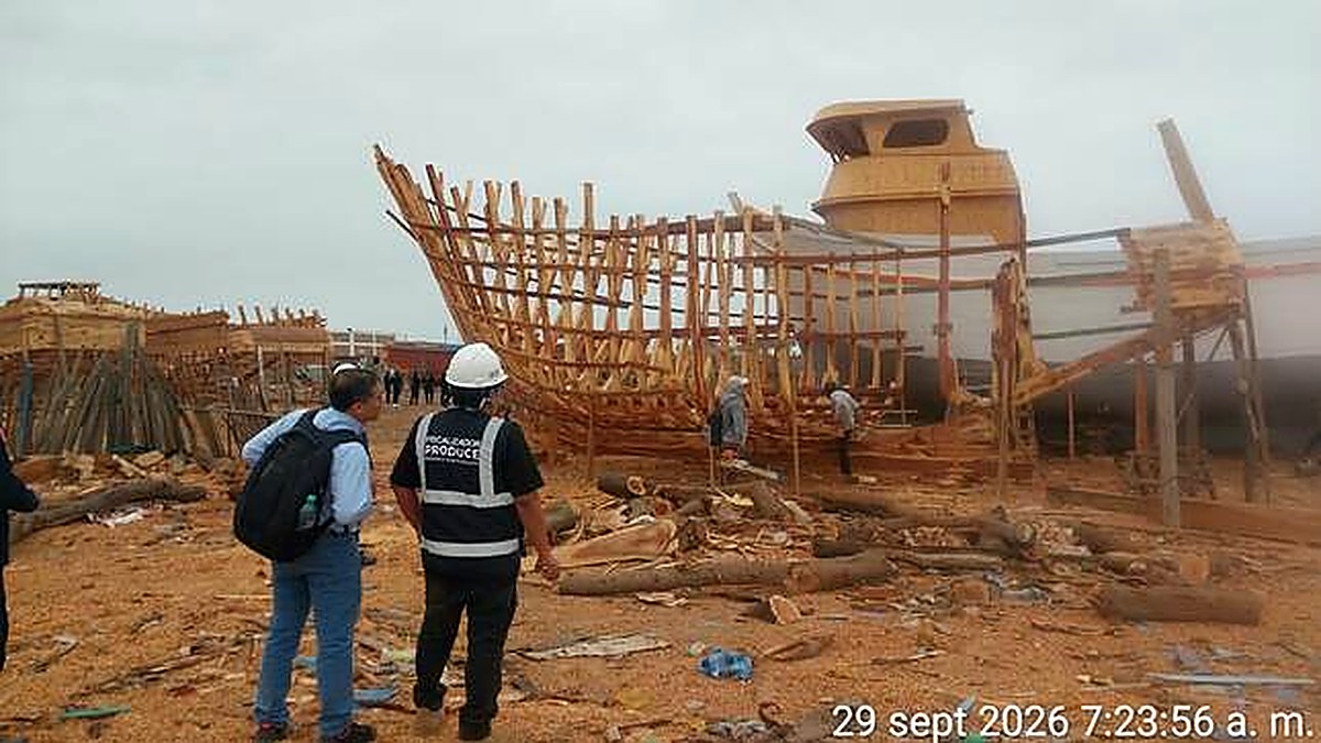 Destruyen ocho embarcaciones en construcción ilegal durante operativo contra astillero clandestino en Paita