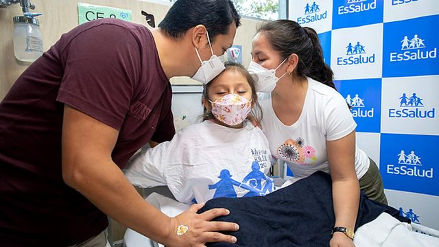 EsSalud: niña de 7 años supera compleja infección por amebas y vuelve a casa junto a su familia