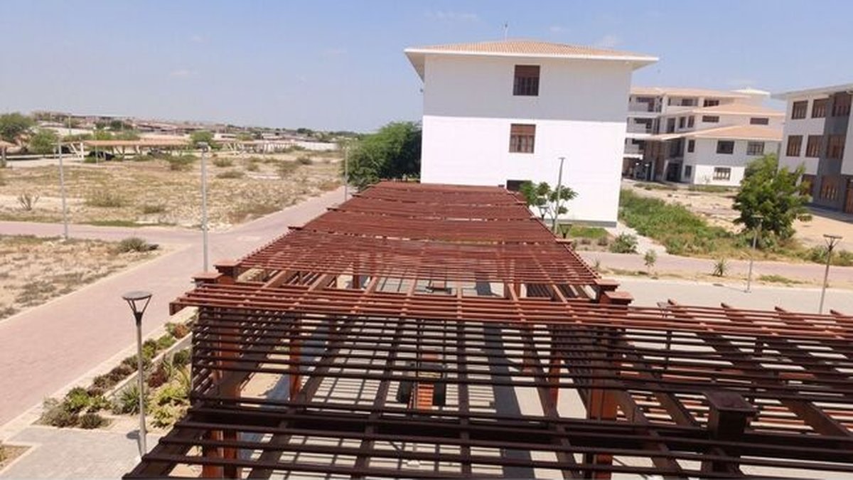 Obra recién culminada presenta signos de deterioro prematuro en Universidad Nacional de Frontera