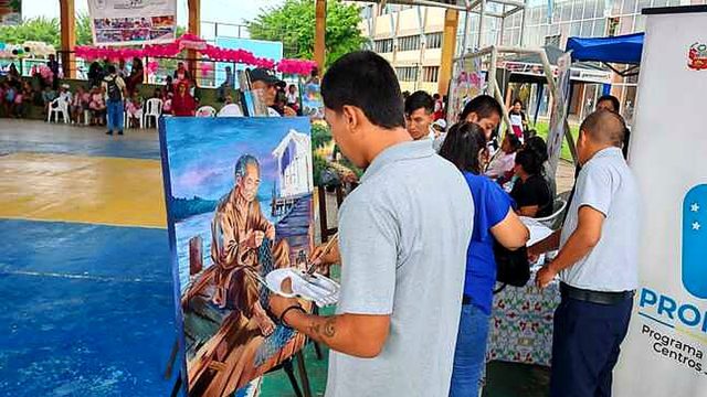 Joven egresado del Centro Juvenil de Pucallpa dirige el taller de pintura del establecimiento para impulsar el cambio de los internos