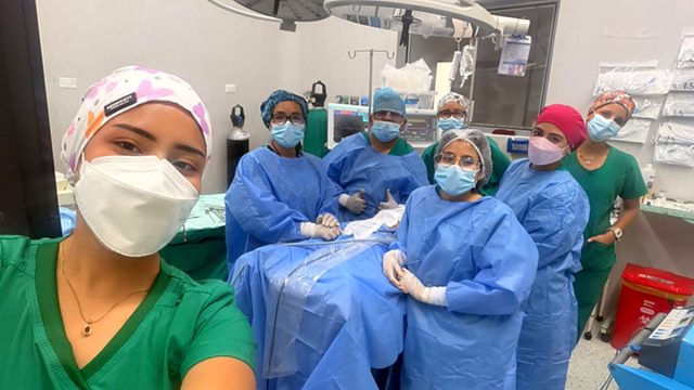 Especialistas operan a niño con testículos en cavidad abdominal