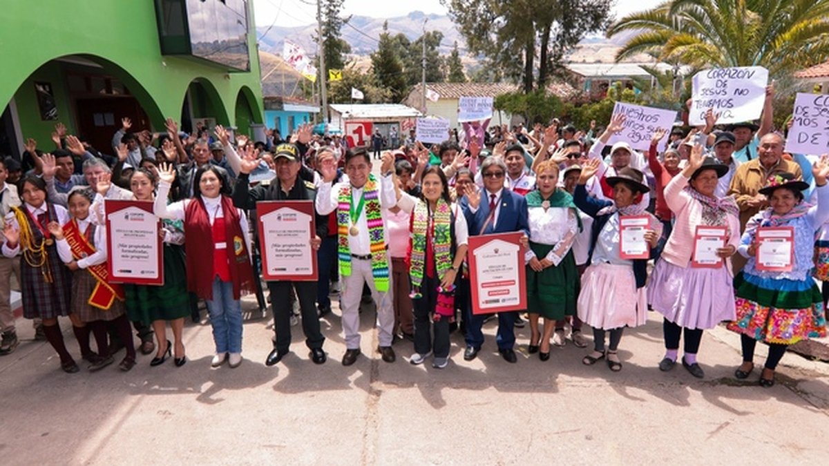 Gobierno entrega más de 8000 títulos de propiedad y acelera la formalización de terrenos para vivienda y servicios públicos