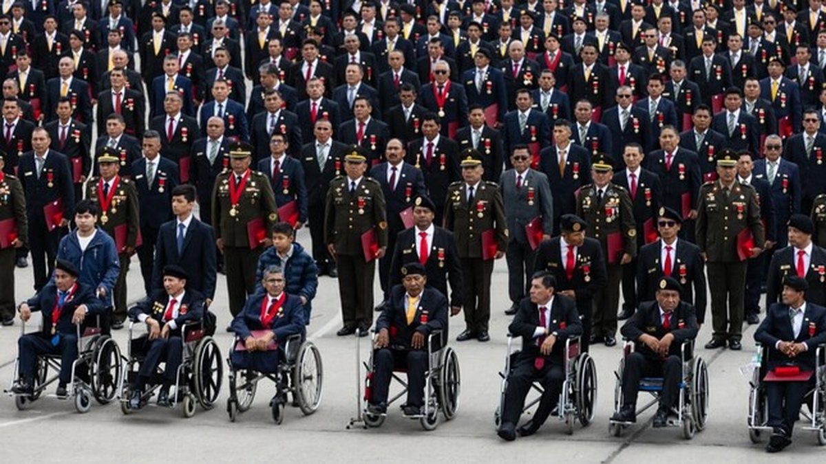 Gobierno condecora a más de 3 mil miembros de las Fuerzas Armadas que combatieron al terrorismo