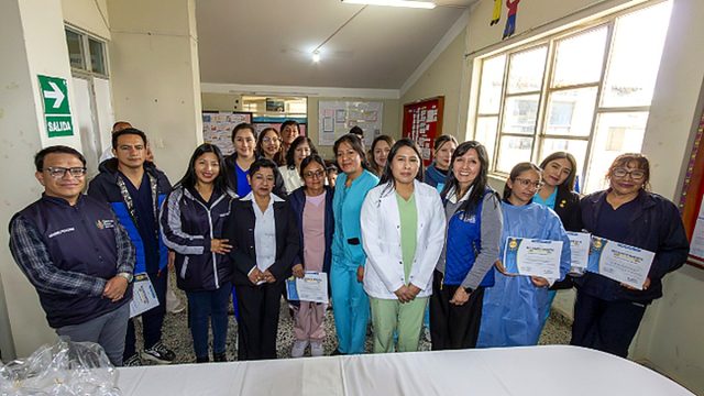 Por la semana de la seguridad del paciente, reconocen a 21 profesionales y técnicos destacados del hospital de apoyo Leoncio Prado.