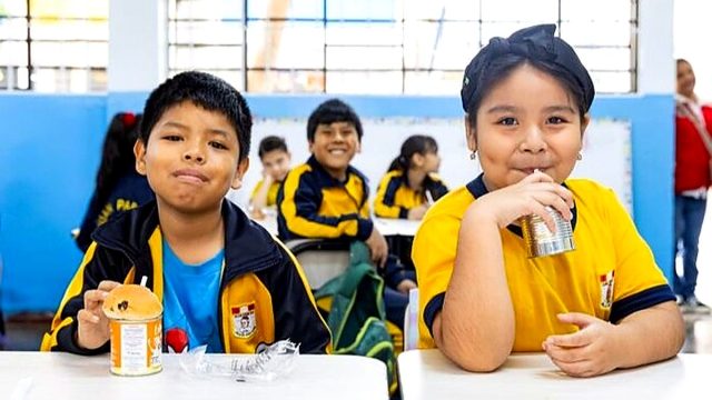 PAE supervisa desayunos escolares que benefician a 250 estudiantes en Villa El Salvador