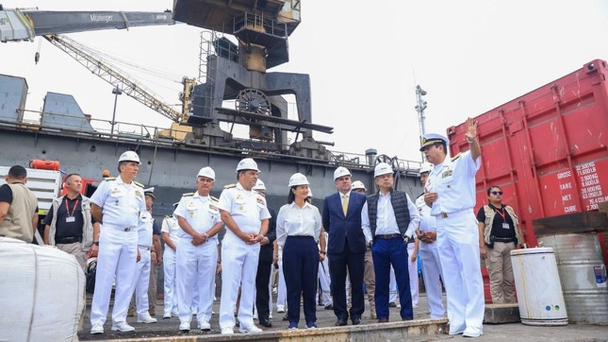 Presidenta de la República visitó la Base Naval del Callao y conoció capacidades de la Marina de Guerra del Perú