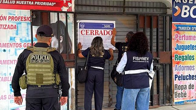 Geresa La Libertad clausura dos boticas en Huanchaco durante operativo inopinado contra el comercio informal de medicamentos