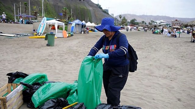 DIRIS Lima Sur participa en campañas de limpieza en playas de Barranco y Lurín