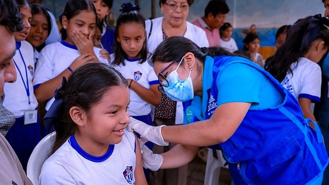 EsSalud vacuna a escolares de Piura contra el dengue ante la llegada de El Niño