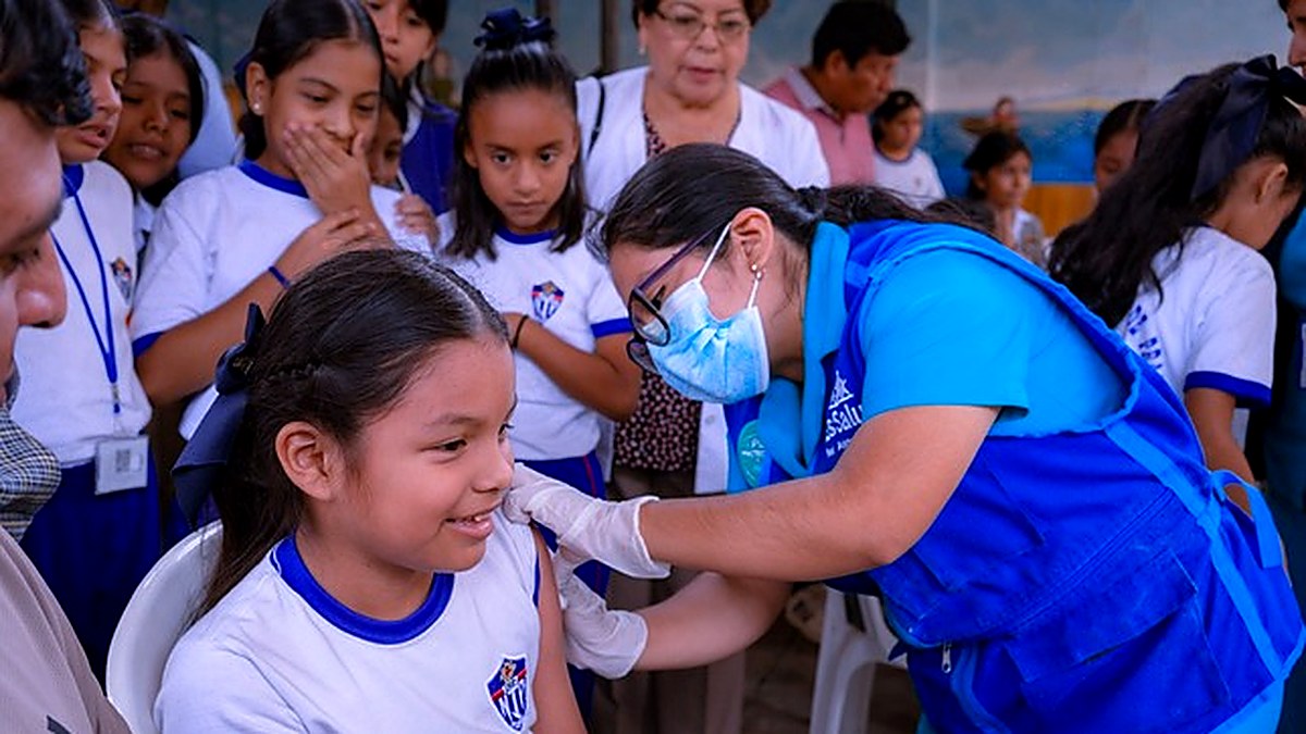 EsSalud vacuna a escolares de Piura contra el dengue ante la llegada de El Niño
