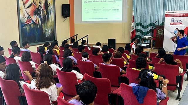 Juntos forma líderes escolares en Tumbes para promover salud y educación