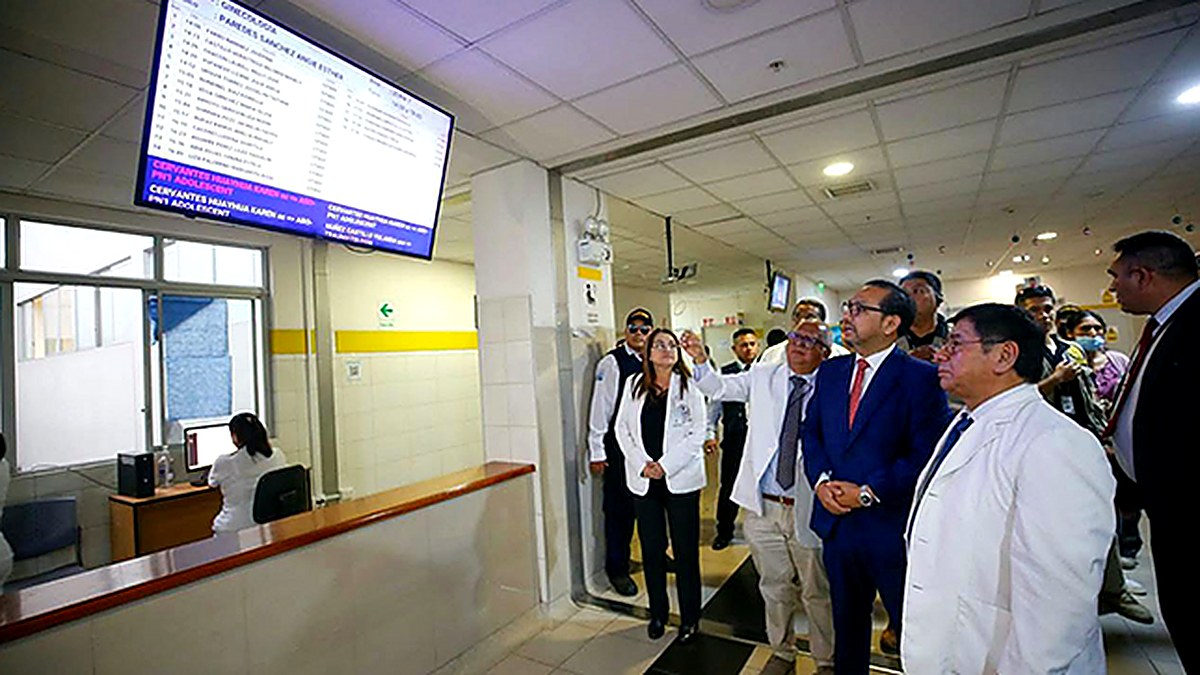 Ministro de Salud visita el HLEV y conoce avances en transformación digital y atención digitalizada