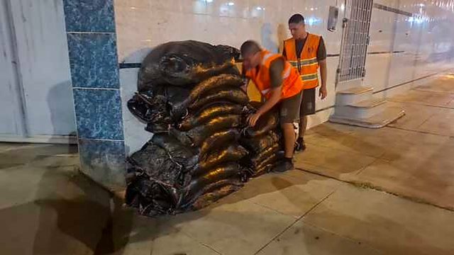 Ejército coloca 750 sacos de arena en Tumbes para frenar inundaciones