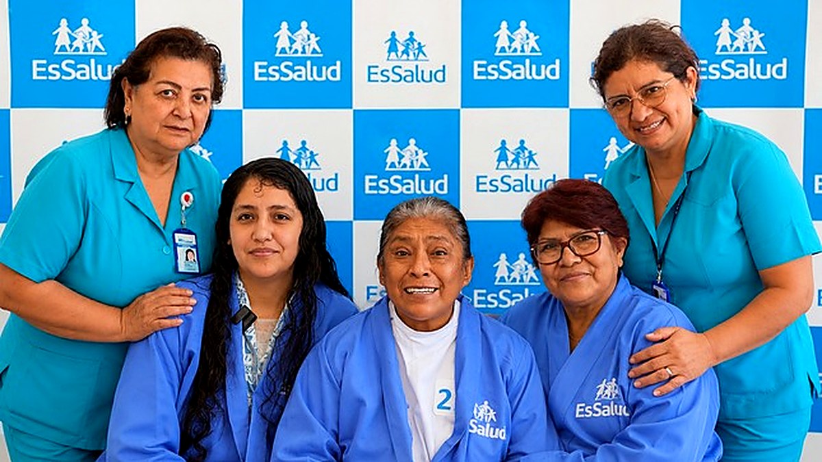 Fe y esperanza: tres pacientes esperan al Cristo Moreno en el Almenara