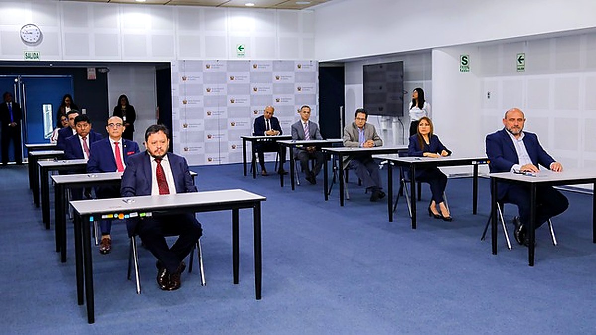 Diez postulantes rinden examen para liderar la ONPE