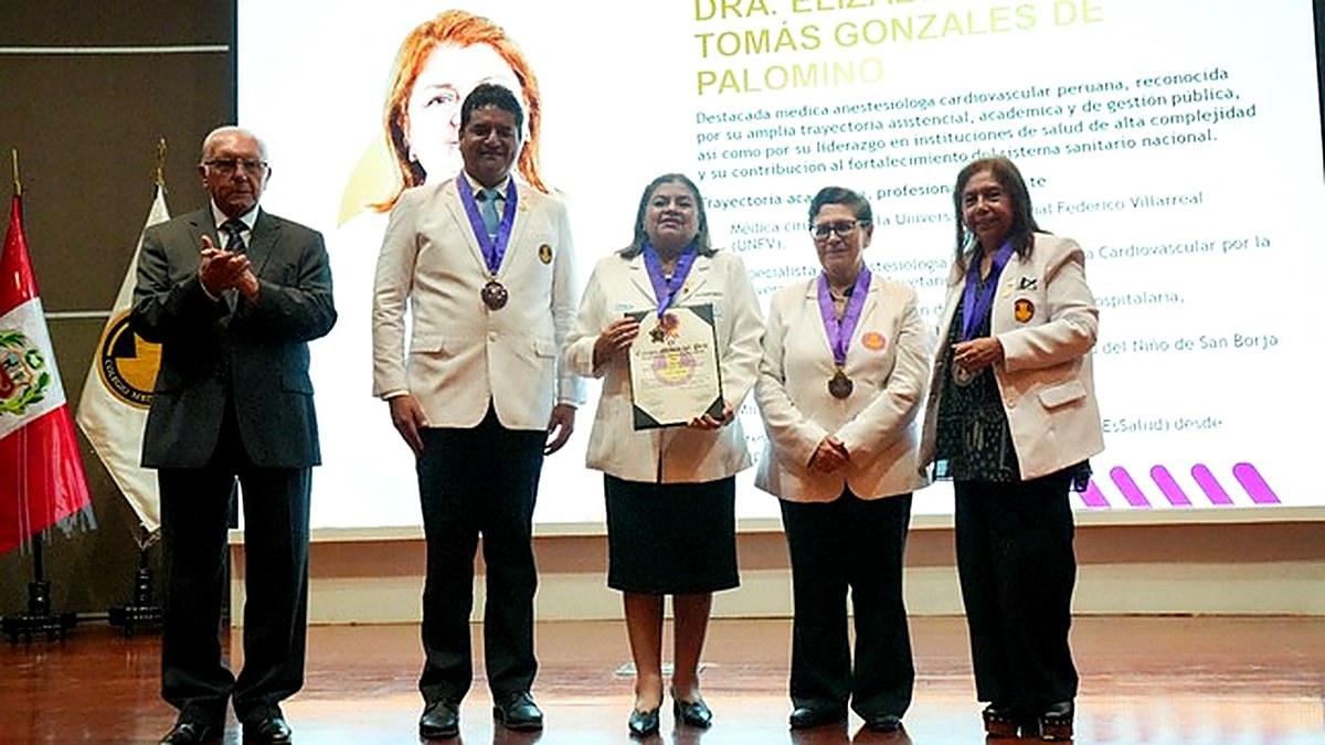 Colegio Médico del Perú condecora a Zulema Tomas por su trayectoria