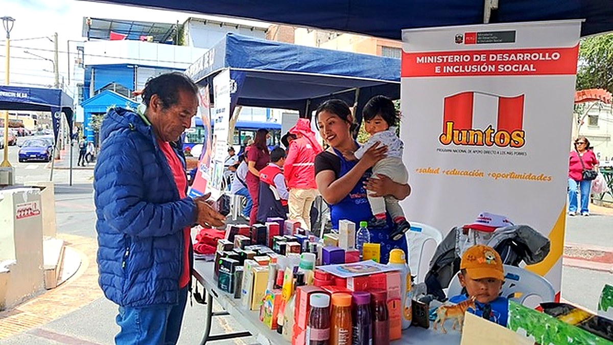 Usuarias de Juntos exhibieron y vendieron sus productos en feria que busca la independencia económica de emprendedoras