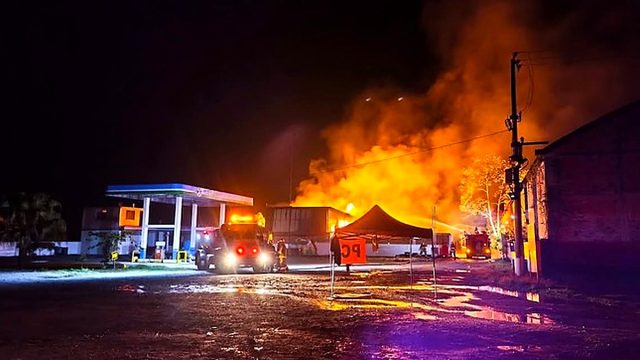 Incendio de dos camiones cisterna de diésel fue controlado tras ardua labor de los bomberos voluntarios