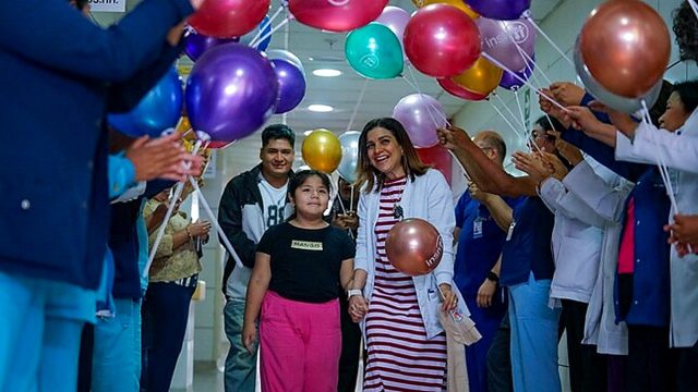 Guerrera supera el cáncer y recibe sorpresa de voleibolistas que admira por su papá, quien fue su donante