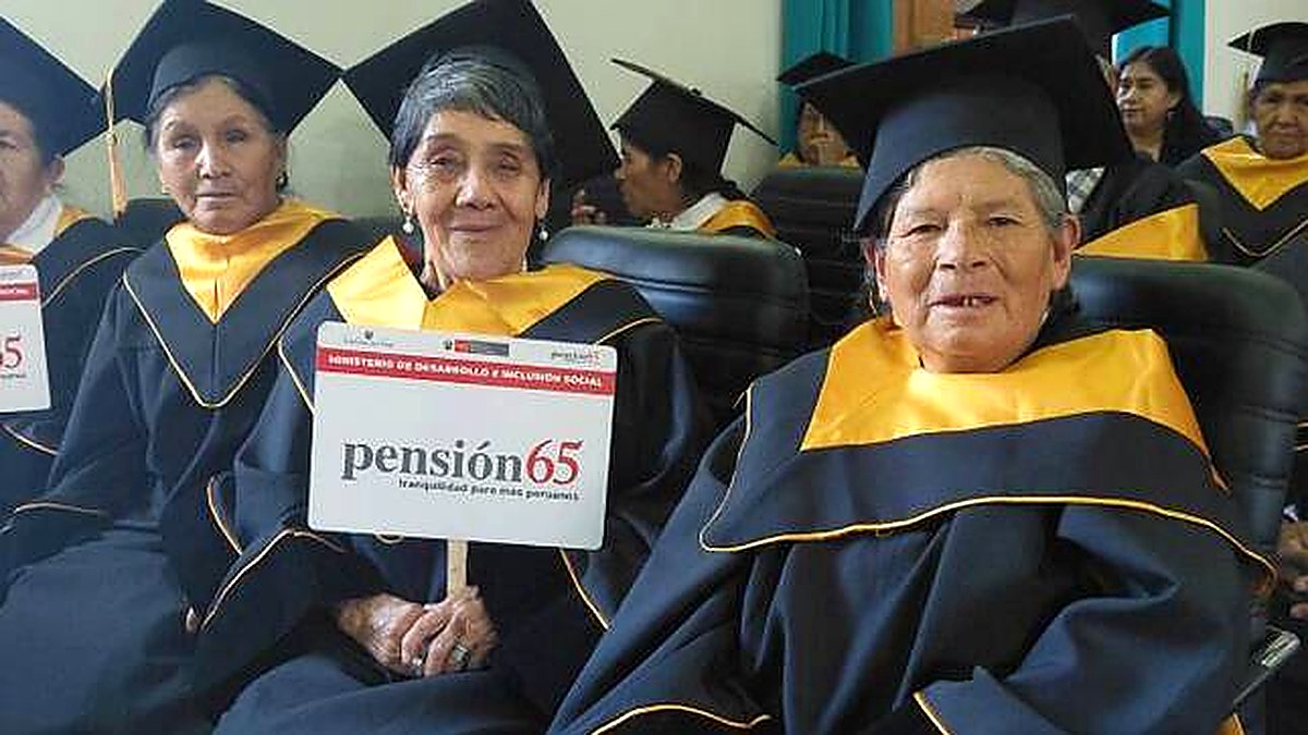 Adultos mayores de Huanta se gradúan en alfabetización digital